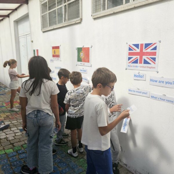 Read more about the article Alunos do 1.º Ciclo Desvendam a Europa com o “Jogo das Bandeiras e Frases”